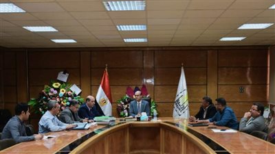 رئيس جامعة أسيوط يرأس اجتماع مستشفى الإصابات والطوارئ الجامعي الجديد