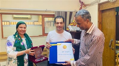 تقديرًا للتميز خلال مسيرته.. «عطوة» يكرّم مدير عام ثقافة القرية بقصور الثقافة 