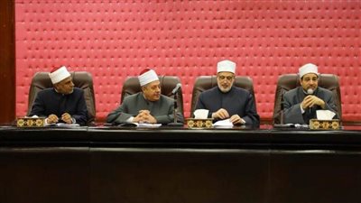 رئيس المعاهد الأزهرية ورئيس الإدارة المركزية للامتحانات يقدمان تعليمات الامتحانات لرؤساء لجان الثانوية الأزهرية