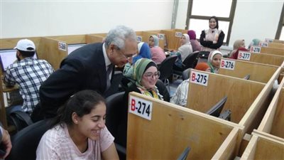 رئيس جامعة المنيا يتابع سير الاختبارات الإلكترونية لطلاب كليتي طب الأسنان والصيدلة