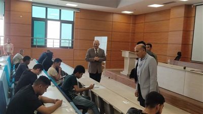 رئيس جامعة بنها يتفقد سير الامتحانات بالجامعة الأهلية بالعبور