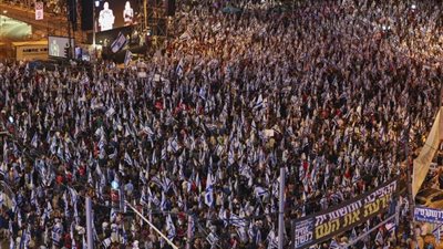 عشرات الآلاف من الإسرائيليين يتظاهرون ضد حكومة نتنياهو للأسبوع الحادي والعشرين على التوالي