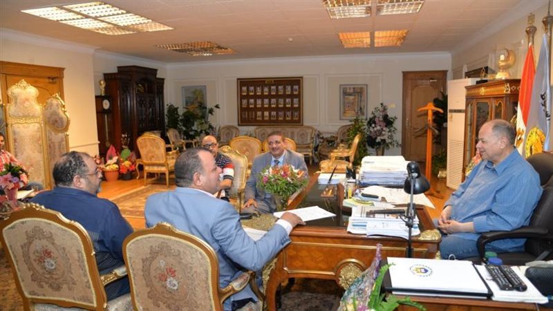 محافظ أسيوط يجتمع