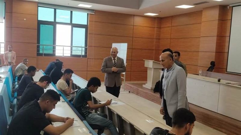 تفقد الامتحانات بالجامعة