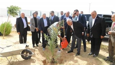وزير التعليم يغرس نخلة فور وصوله ويتفقد امتحانات الدبلومات الفنية بمدارس الوادي