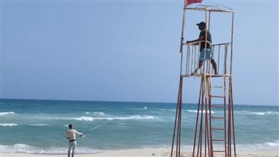 محافظ الإسكندرية: رفع الرايات الحمراء على الشواطئ لحماية رواد الشواطئ من الغرق