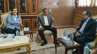 شوشة يستقبل وزيري التنمية والتخطيط أثناء وصولهما للعريش