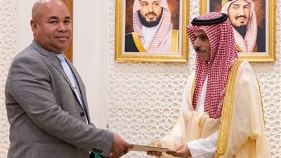 خادم الحرمين الشريفين وولي العهد السعودي يتلقيان رسالتين من رئيس القمر المتحدة