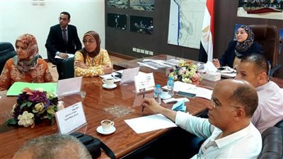 نائب محافظ القاهرة تبحث استغلال الأراضي على جانبي الطرق بنطاق المقطم