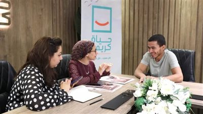 حياة كريمة تتبنًى موهبة الشاب جورج نحات تمثال المرأة الأفريقية من المنيا