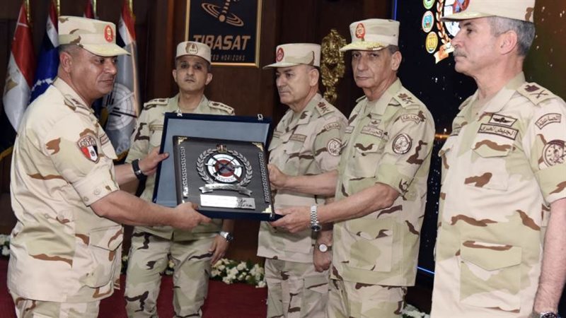 وزير الدفاع يلتقي