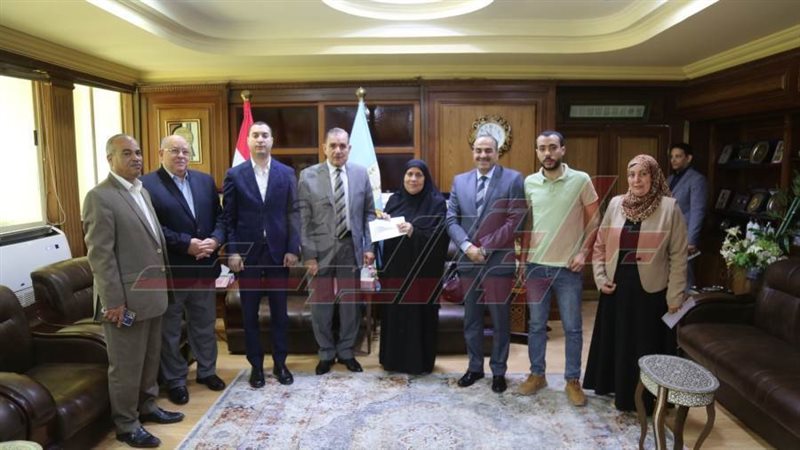 محافظ كفرالشيخ والأم