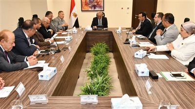 وزير الإسكان يلتقى
