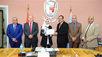 رئيس جامعة سوهاج يكرم الفريق الفائز بالمركز الأول علي مستوي الجمهورية بمسابقة الابتكارات العلمية والهندسية