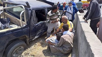 إصابة سائق اصطدمت سيارته بالجزيرة الوسطى على طريق جمصة 