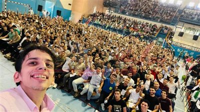 أعداد ضخمة من طلاب الثانوية العامة باستاذ المنيا لمراجعة مادة الفيزياء والدكتور