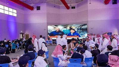 رائدا الفضاء السعوديان يجريان تجربة 