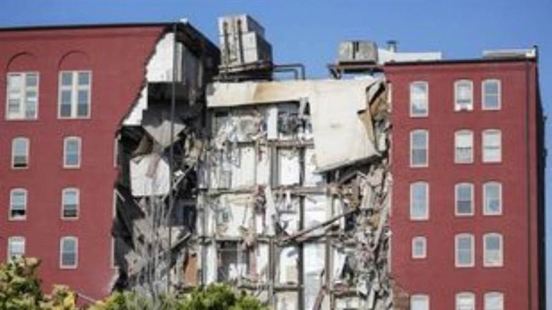 المبنى المنهار