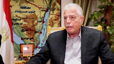 محافظ جنوب سيناء يكرم موظفا أعاد نصف مليون جنيه تمت إضافتهم لحسابه بالخطأ