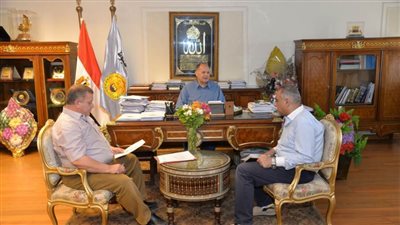 محافظ أسيوط يناقش ملف المناطق الصناعية والوقوف على المشكلات التي تواجه بعض المستثمرين