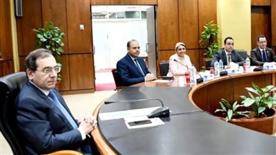 البترول: تسليم الرخصة الثانية لمزاولة نشاط تموين السفن بالوقود بالموانئ المصرية