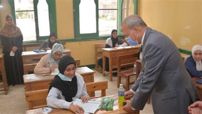 محافظ القليوبية يتابع سير الامتحانات بلجان الثانوية الأزهرية للاطمئنان علي الطلاب