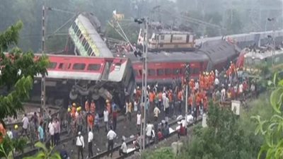 عاجل| ٢٨٨ قتيلًا و٨٥٠ مصابًا ومشاهد من الجحيم في حادث القطارات الهندية