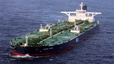 هيئة قناة السويس تدفع بثلاث قاطرات لسحب ناقلة بترول تعطلت ماكيناتها خلال العبور