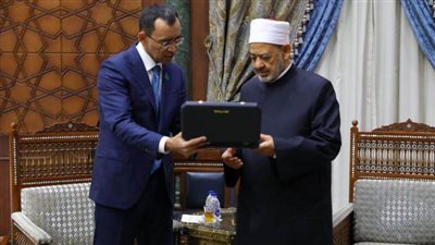 كازاخستان تقلد شيخ الأزهر وسام الصداقة من الدرجة الأولى لجهوده في نشر السلام العالمي