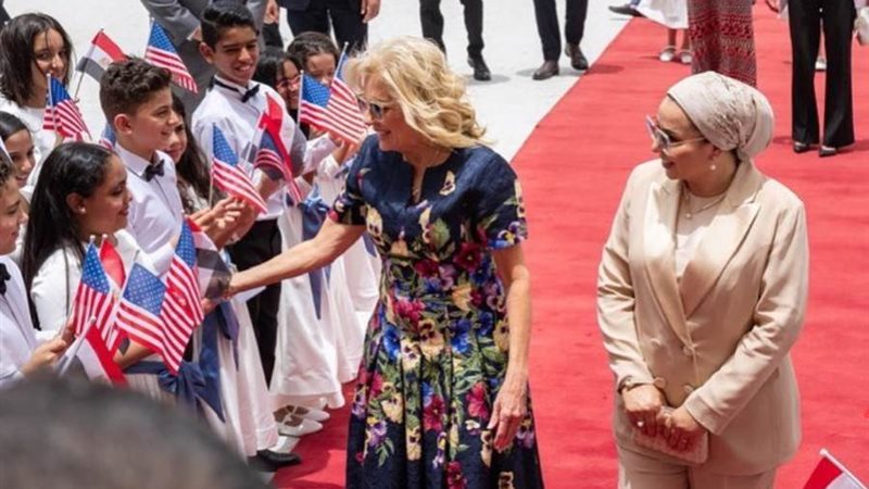 السيدة الأولي تستقبل