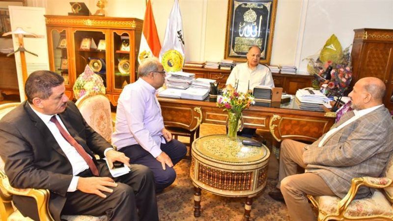 محافظ أسيوط يلتقي