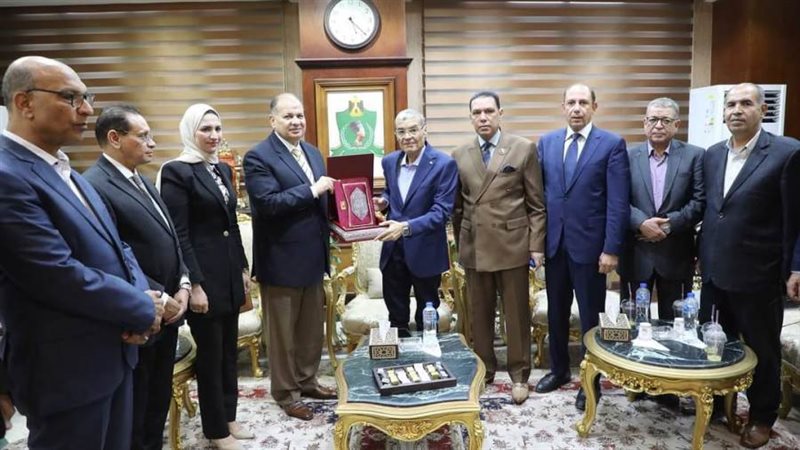 محافظ المنيا يستقبل