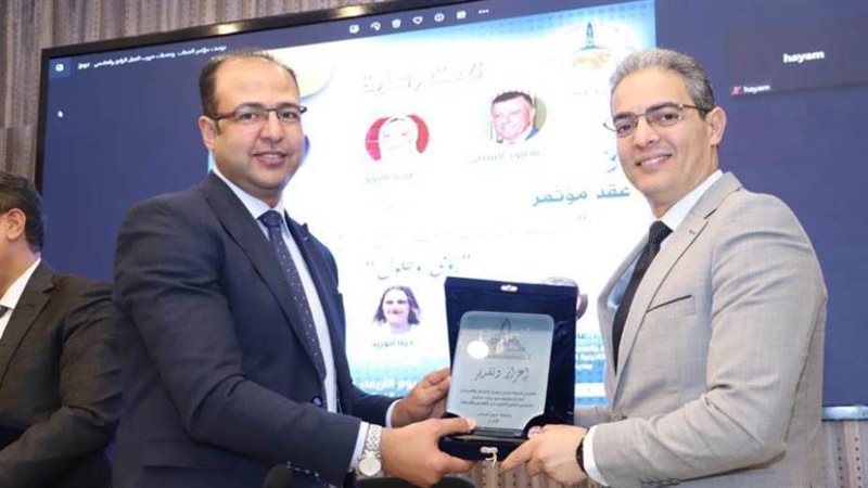 جامعة عين شمس تكرم