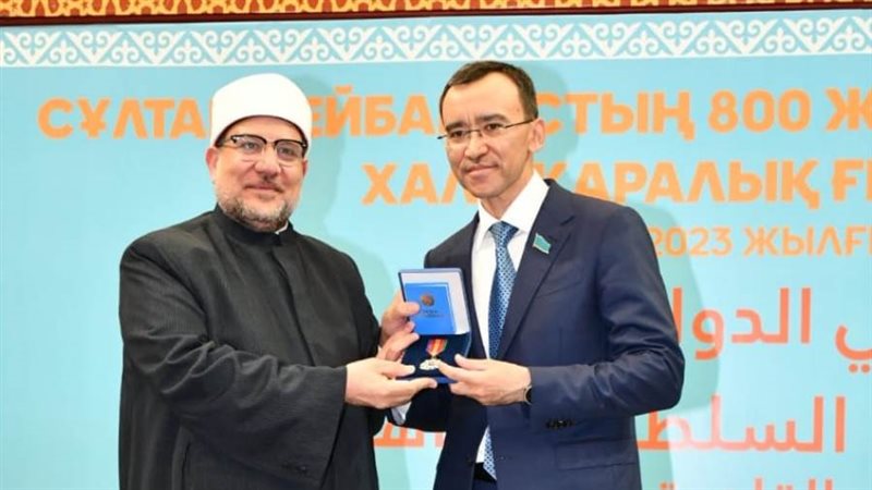 رئيس كازاخستان يمنح