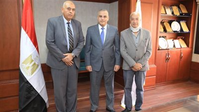 محافظ سوهاج يلتقي وفد وزارة النقل لمراجعة خط سير القطار السريع