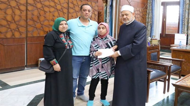 الإمام الأكبر يكرم