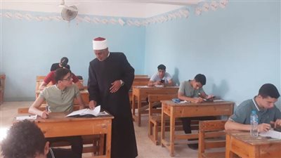 طلاب القسم العلمي يؤدون امتحانات الشهادة الثانوية في مادة الجبر والهندسة الفراغية