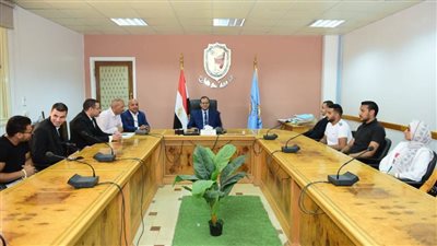 طلاب قسم الكهرباء بكلية التكنولوجيا والتعليم بجامعة سوهاج يهدون عصا إلكترونية لمعيد من ذوي الإعاقة