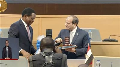 عاجل| الرئيس السيسي يسلم رئيس زامبيا رئاسة قمة كوميسا الـ 22