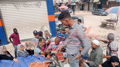 إقبال كبير على شراء الأسماك المطروحة بـ 40 و50 جنيها وتوفير كميات أخرى بكفر الشيخ