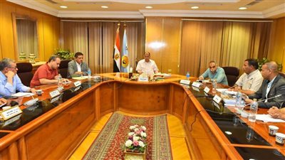 محافظ أسيوط يعقد اجتماعًا لمتابعة تطبيق منظومة تراخيص المحال العامة