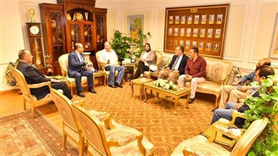  محافظ أسيوط يناقش سبل التوسع في مدارس النيل المصرية الدولية