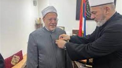 مفتي بلجراد يقلِّد مفتي الجمهورية وسامَ وحدة العالم الإسلامي