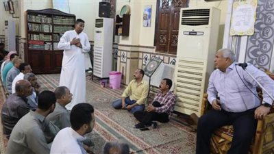 محافظ الوادي الجديد يؤدي صلاة الجمعة بمدينة الخارجة ويقرر آخر موعد للأفراح 12مساء