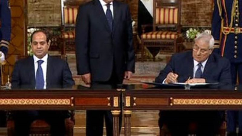 منصور يوقع الوثيقة