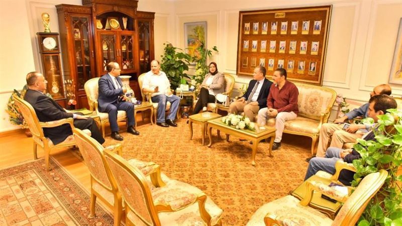 محافظ أسيوط يناقش