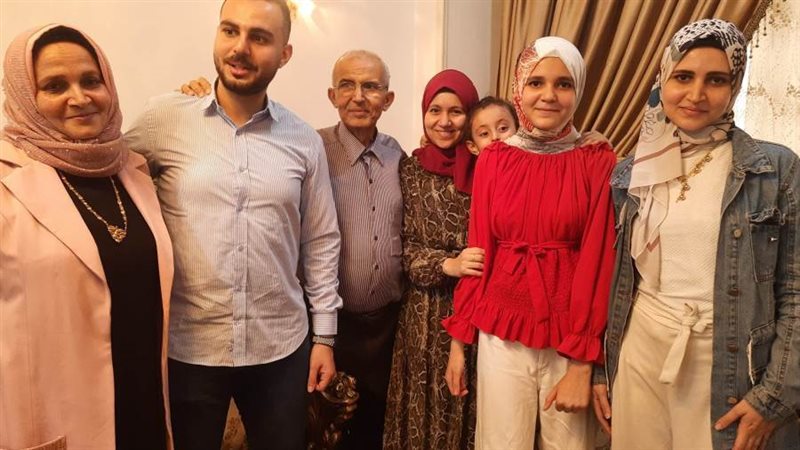 الطالبة وسط اهلها