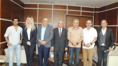 مناقشة مشروعات تخرج طلاب الإذاعة والتلفزيون بـ