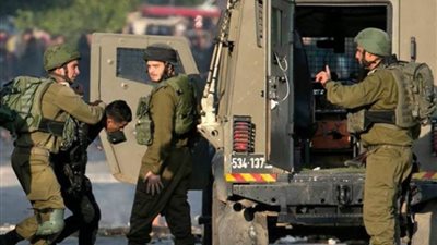 قوات الاحتلال الإسرائيلي تعتقل خمسة فلسطينيين في مدينة الخليل