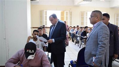 رئيس جامعة بني سويف يتفقد أعمال امتحانات الفصل الدراسي الثاني بكلية التجارة